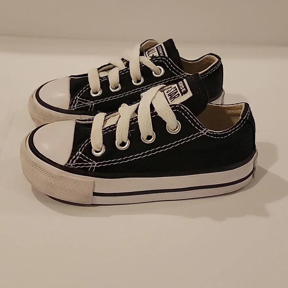 Converse low top kids baby size 5 black chuck Taylor sneakers